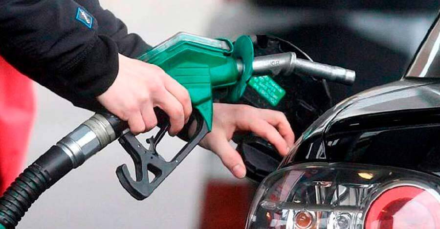 A partir del 1. de setiembre el gobierno anunció bajas menores a un peso en los combustibles