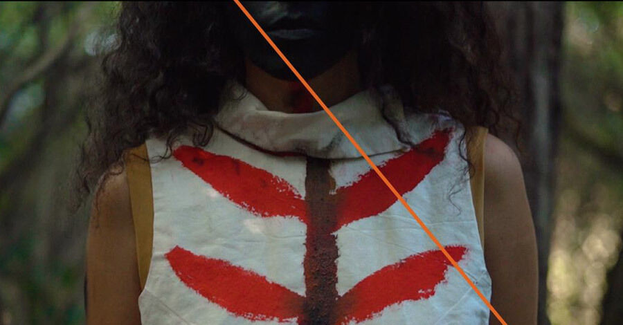 Imagen del frente de una mujer con el torso y la cara pintada estilo indígena ancestral