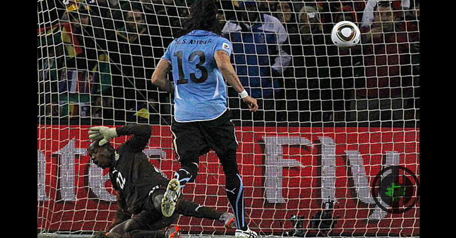 Humor de viernes - foto del gol de Abreu de picada en el mundial de Sudáfrica 2010