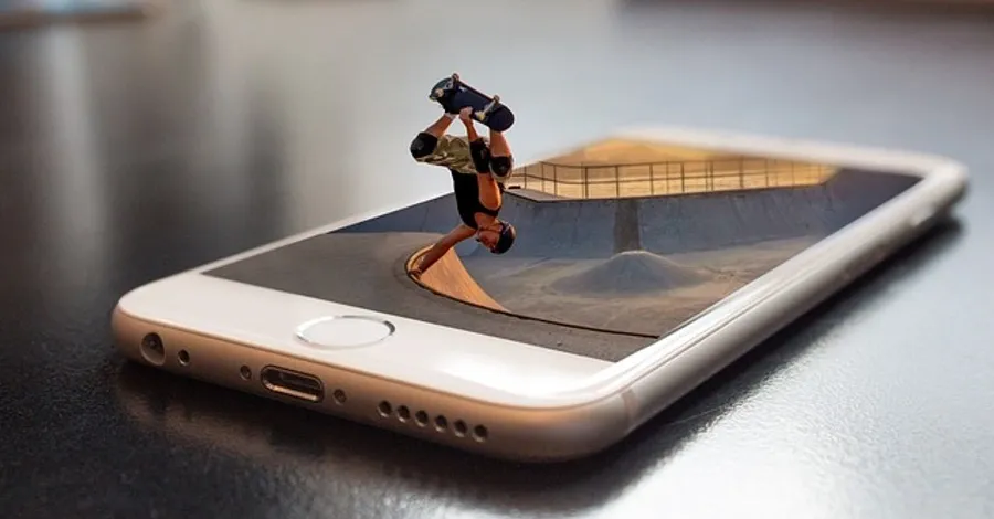 un skater hace una pirueta sobre la pantalla de un celular que está sobre una mesa - by Pixabay