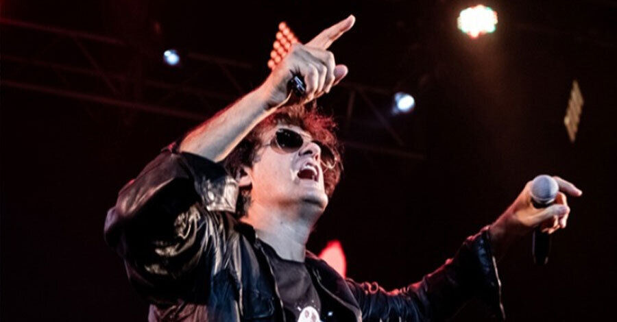 Primer plano de Ciro cantando en un escenario en vivo