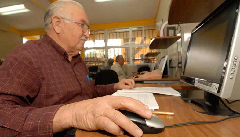 imagen de hombre mayor manejando una computadora