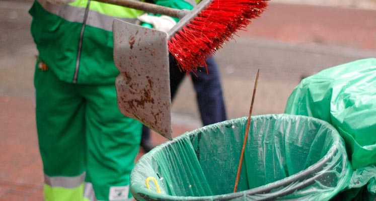 imagen de una persona limpiando las calles de montevideo