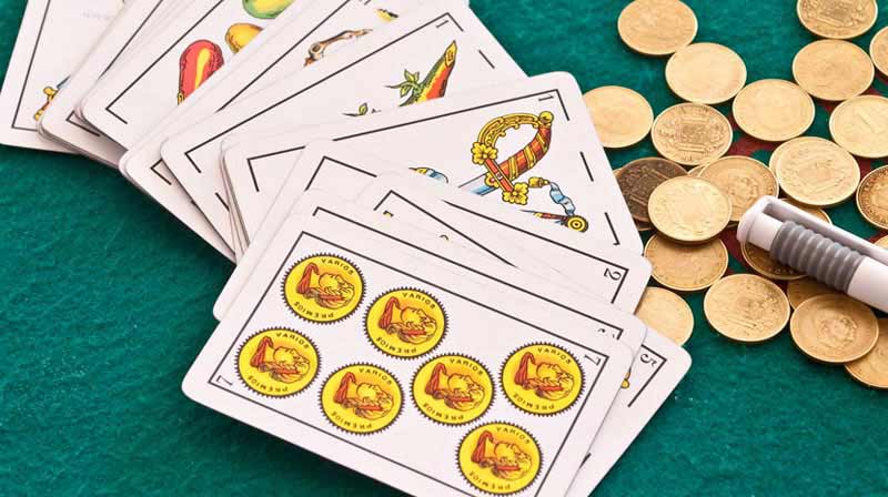 imagendeljuegodeltrucocartassobrelamesa