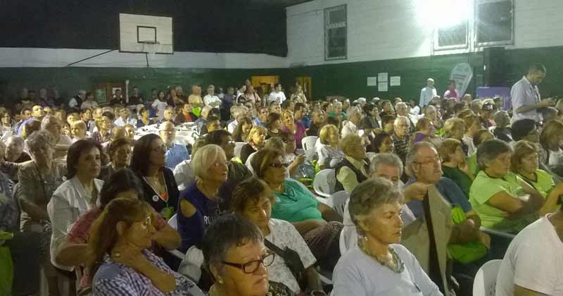 vecinos en el cabildo abierto