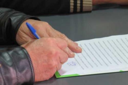 firma de contrato entre el alcalde y la agrupacion tradicionalista de traperos de la tablada