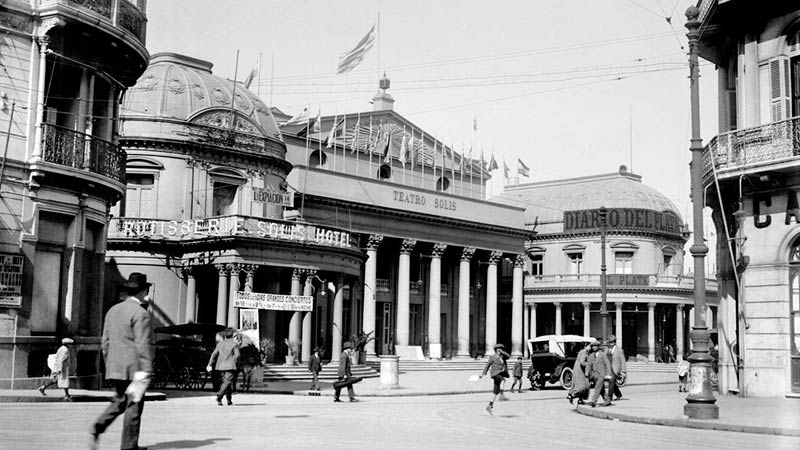 fachada antigua del teatro solis