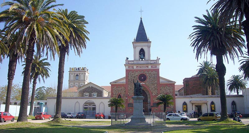 imagen de la puerta principal del colegio pio