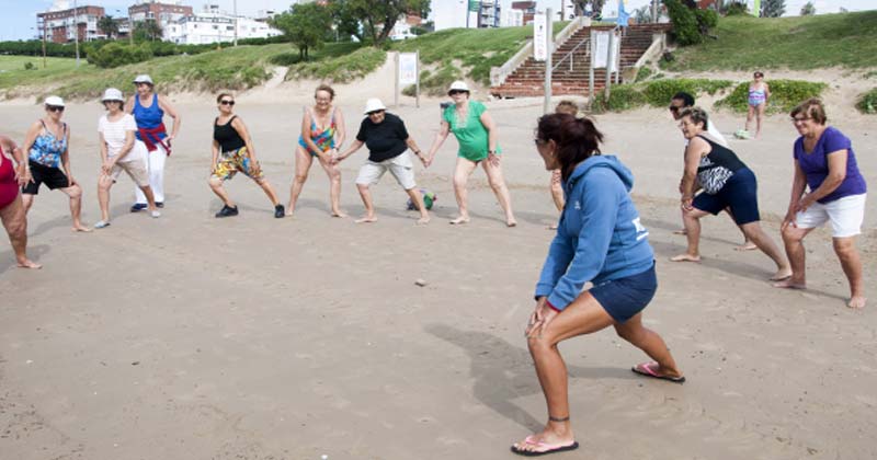 personas mayores haciendo ejercicio