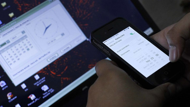 ajuste de hora en celulares