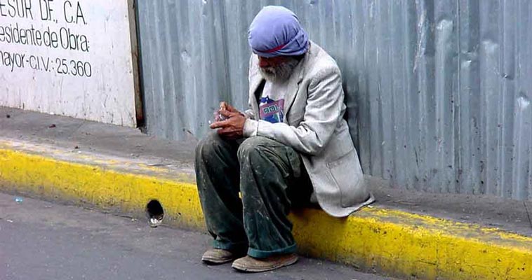 imagen de persona mayor en situacion de calle programa del mides