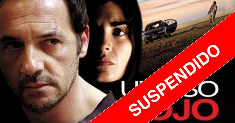 un oso rojo en ele espacio cultural artesano suspendido